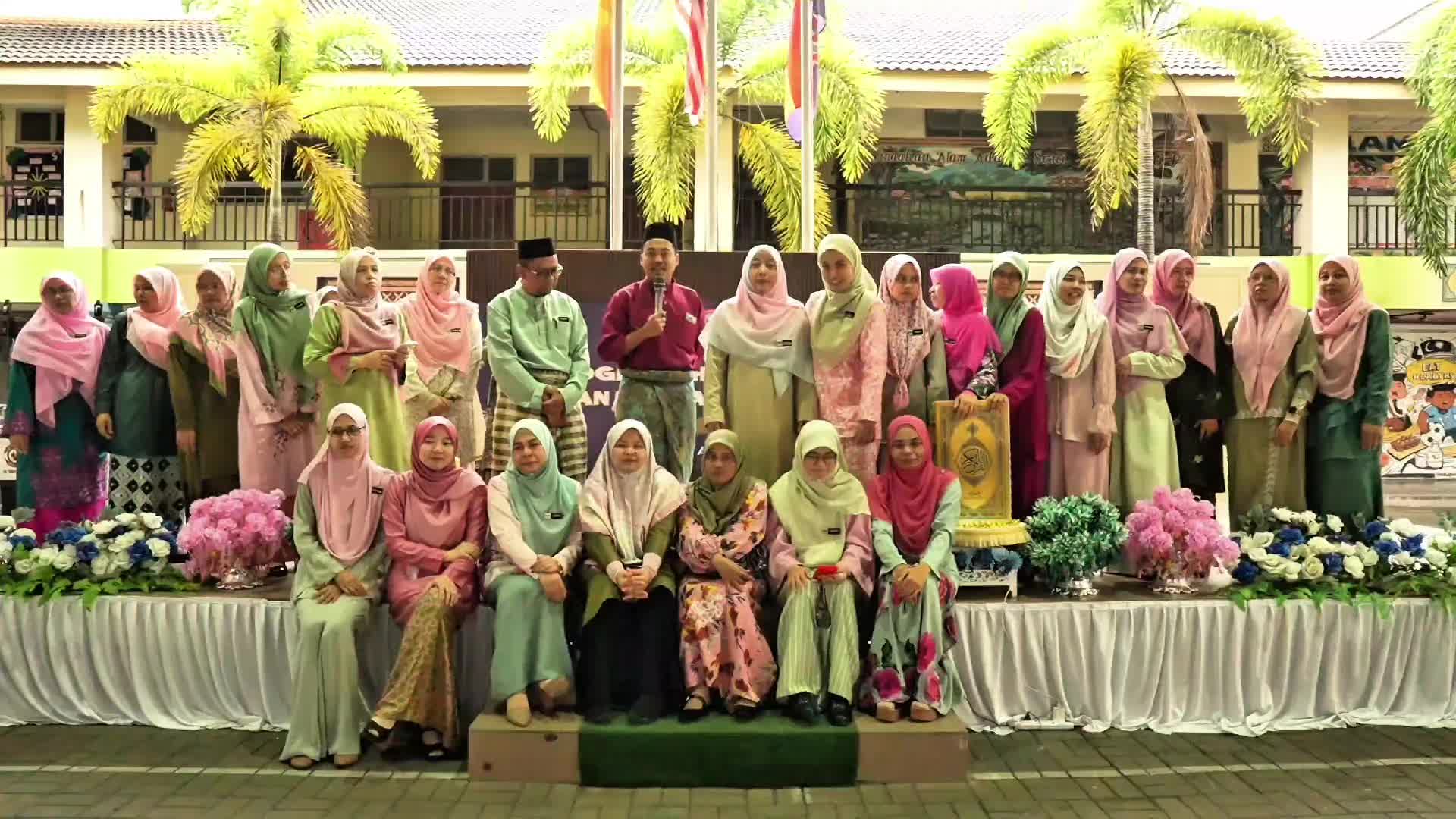 Thumbnail #SelamatHariRaya #CapCut #jombalikkampung #kitakitajer @MASIDAH75 @ahmadtarmizi73 @HT @IzzatiAkhlakhen @Nor Shahida @liihaz @kakdeni @Ruzai Selamat Hari Raya Aidilfitri. Maaf zahir & batin dari kami guru2 sesi petang Sedesa 2.